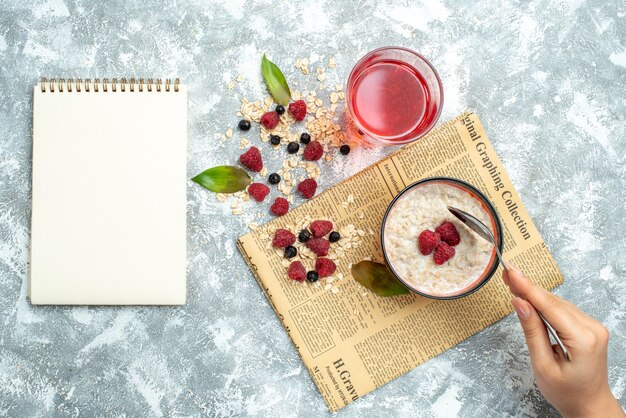 Draufsicht köstlicher Brei mit Himbeeren auf hellem Hintergrund