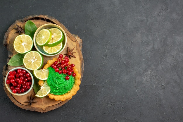 Draufsicht köstlicher cremiger Kuchen mit frischen Früchten