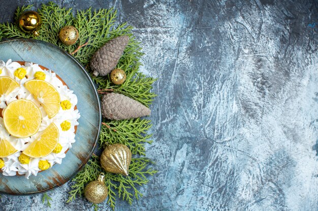 Draufsicht köstlicher cremiger kuchen mit früchten und zapfen