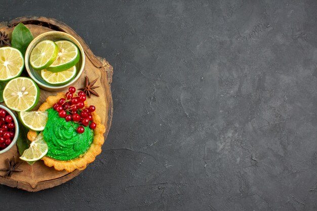 Draufsicht köstlicher cremiger Kuchen mit Früchten