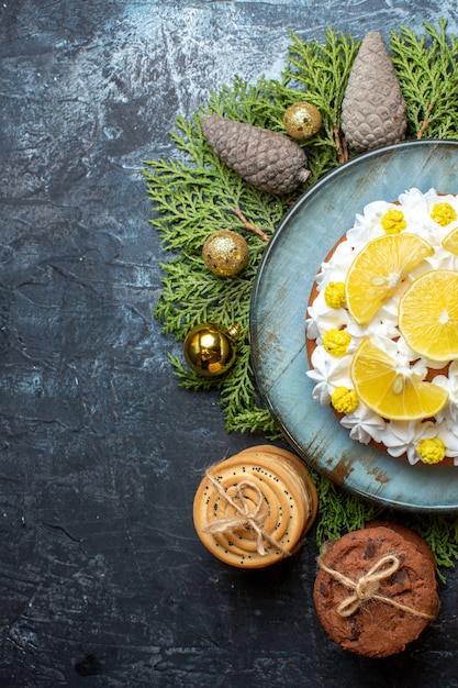 Draufsicht köstlicher cremiger Kuchen mit Keksen