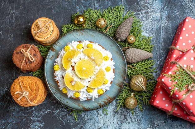 Draufsicht köstlicher cremiger Kuchen mit Keksen