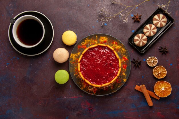 Draufsicht köstlicher Dessertkuchen mit Tasse Kaffee Macarons und Schokoladenplätzchen auf dunklem Hintergrundkekszuckerplätzchenkuchen-Nachtisch süß