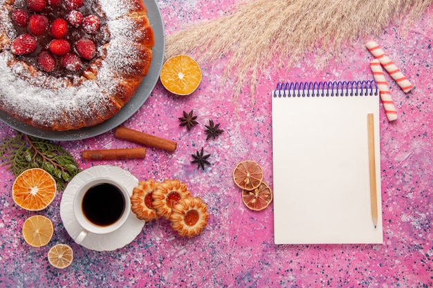 Draufsicht köstlicher Erdbeerkuchen gebacken mit Zuckerpulver und Tee auf dem hellrosa Hintergrundkuchen süßer Zuckerkeksplätzchenkuchen