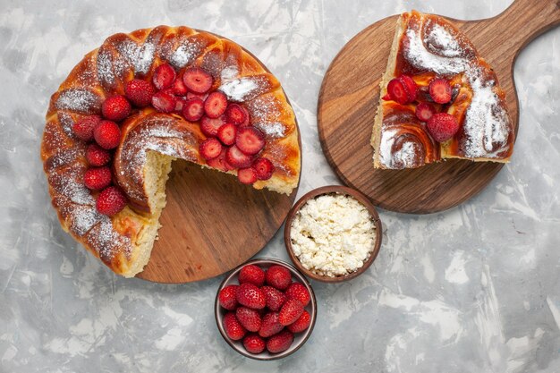 Draufsicht köstlicher Erdbeerkuchen gebackenes und leckeres Dessert mit Hüttenkäse auf weißer Oberfläche Kuchenplätzchenzuckerplätzchen süßer Backkuchen