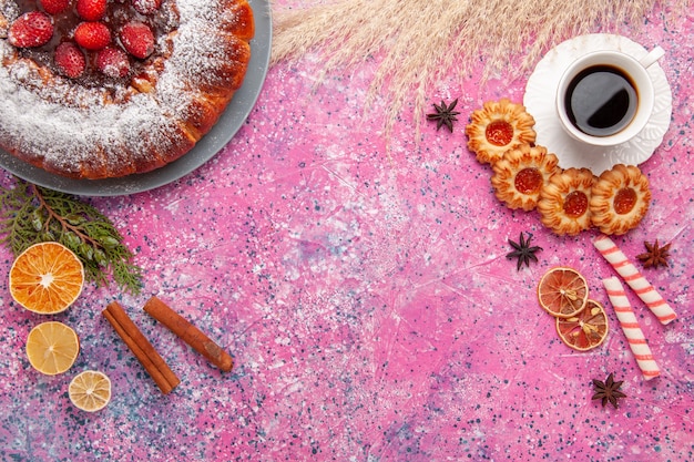 Draufsicht köstlicher Erdbeerkuchen mit Keksen und Tasse Tee auf dem rosa Hintergrundkuchen backen süßen Zuckerkeksplätzchenkuchen