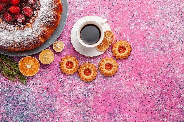 Draufsicht köstlicher Erdbeerkuchen mit Keksen und Tee auf rosa Hintergrundkuchen backen süßen Zuckerkeksplätzchen-Farbkuchen