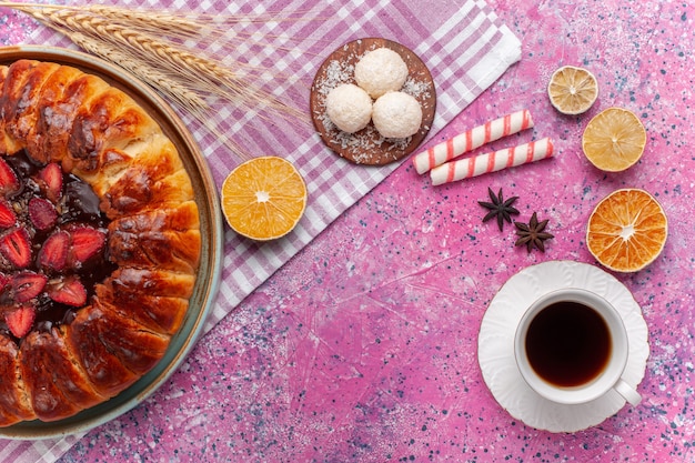 Draufsicht köstlicher Erdbeerkuchen runder geformter fruchtiger Kuchen auf dem Rosa