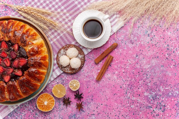 Draufsicht köstlicher Erdbeerkuchen runder geformter fruchtiger Kuchen auf dem Rosa