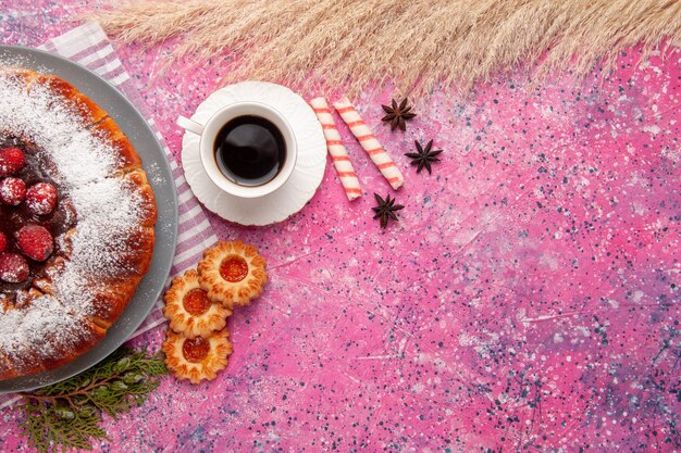 Draufsicht köstlicher Erdbeerkuchenzucker pulverisiert mit Keksen und Tee auf hellrosa Hintergrundkuchen süßer Keksplätzchentee