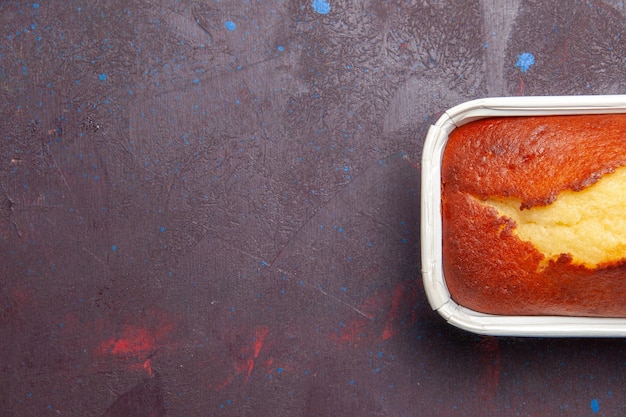 Draufsicht köstlicher gebackener Kuchen süßer Kuchen für Tee auf dunklem Hintergrund Kuchenkeks süßer Kuchen Zuckerteigtee