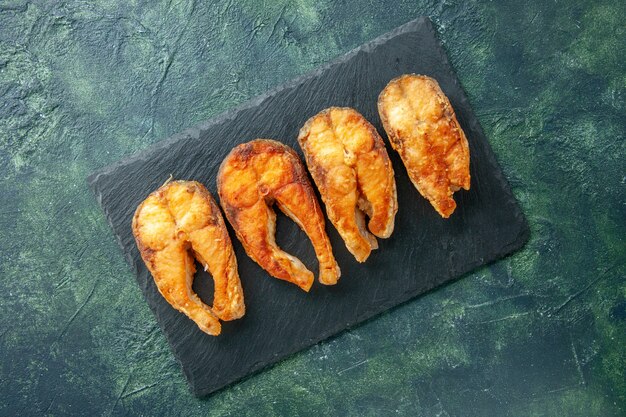 Draufsicht köstlicher gebratener Fisch auf der dunklen Oberfläche Gericht Essenssalat Braten Fleisch Seepfeffer kochen Mahlzeit Meeresfrüchte