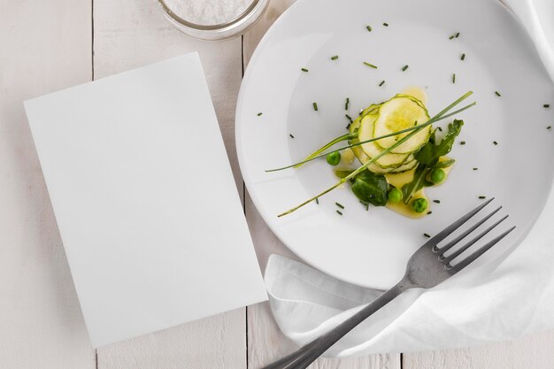 Draufsicht köstlicher gesunder Salat auf einer weißen Plattenzusammensetzung