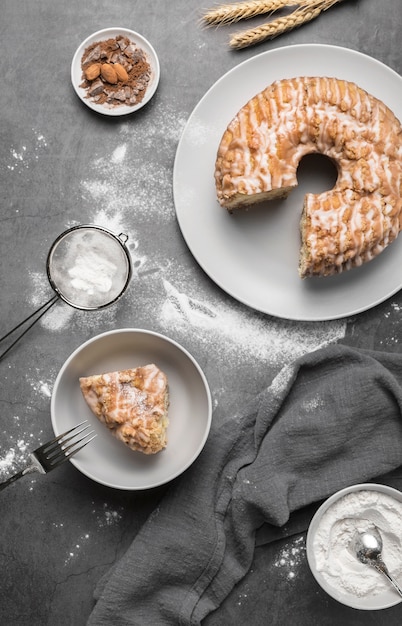 Kostenloses Foto draufsicht köstlicher handgemachter kuchen auf dem tisch