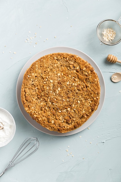 Draufsicht köstlicher hausgemachter Kuchen auf dem Tisch