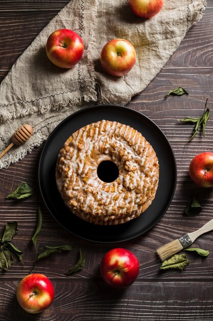 Draufsicht köstlicher hausgemachter Kuchen auf dem Tisch