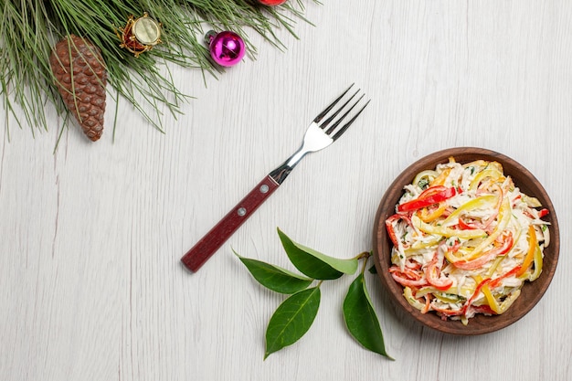 Draufsicht köstlicher Hühnersalat mit Mayyonaise und Gemüse auf weißem Schreibtischsnack reife Farbe Fleisch frischer Mahlzeitsalat