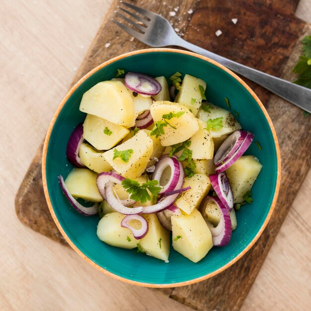 Draufsicht köstlicher Kartoffelsalat