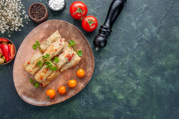 Draufsicht köstlicher Kohl Dolma auf dunkelblauem Hintergrund