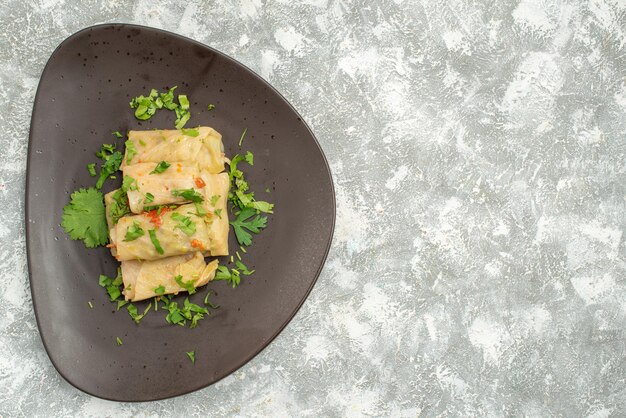 Draufsicht köstlicher Kohl-Dolma besteht aus Hackfleisch mit Grüns auf weißem Hintergrund Fleisch Abendessen Kalorienöl Gericht Essen