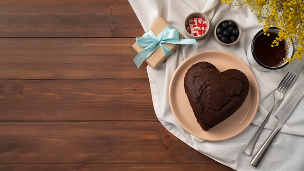 Kostenloses Foto draufsicht köstlicher kuchen in herzform