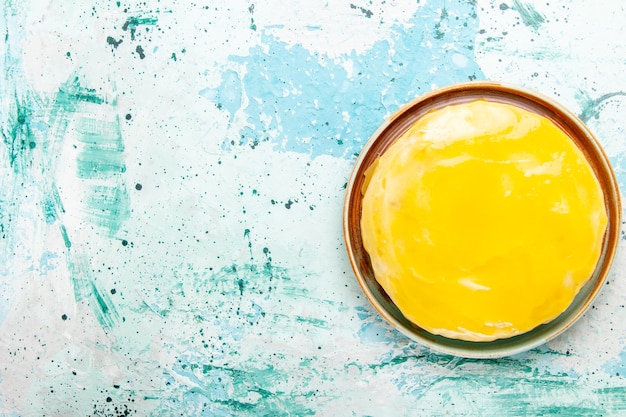 Draufsicht köstlicher Kuchen mit gelbem Sirup auf blauem Hintergrund Kekskuchen backen süßen Kuchenzuckertee