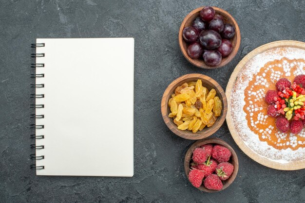 Draufsicht köstlicher Kuchen mit Himbeeren und Früchten auf dem grauen Hintergrund süßer Kuchenkuchenfrucht-Beerenkeks