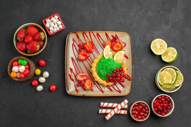 Draufsicht köstlicher Kuchen mit Süßigkeiten