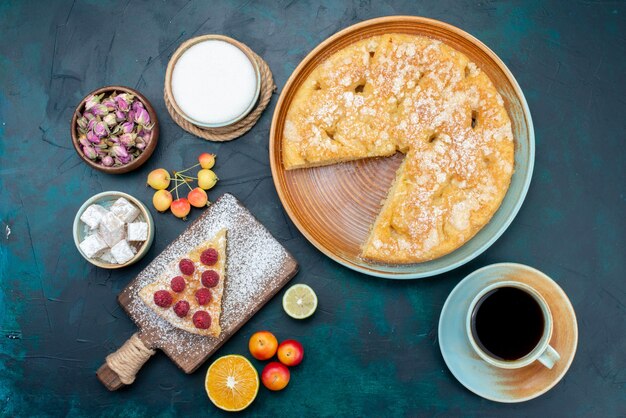 Draufsicht köstlicher Kuchen mit Tee und Früchten auf dem dunkelblauen Schreibtischkuchenkuchen süßer Kekszucker