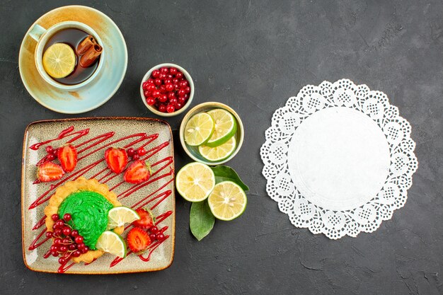 Draufsicht köstlicher Kuchen mit Tee und Früchten