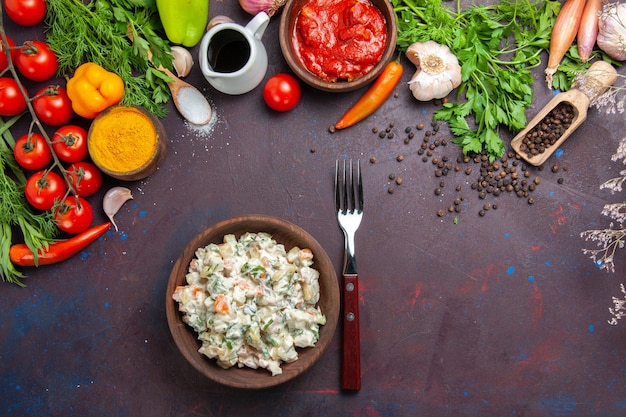 Draufsicht köstlicher Mayonaonaise-Salat mit Gemüse und Gemüse auf dunklem Raum