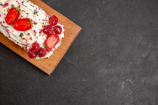 Draufsicht köstlicher Obstkuchen auf dem dunklen Hintergrund Süßigkeitskuchen Keksteig Frucht süßer Kuchen