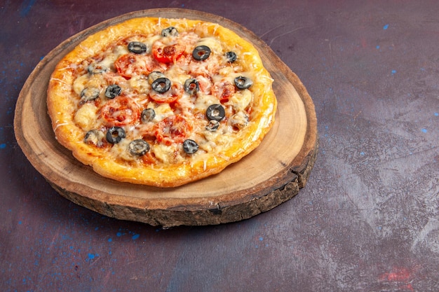 Draufsicht köstlicher pilzpizza gekochter teig mit käse und oliven auf der dunklen oberfläche