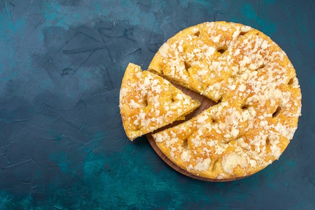 Draufsicht köstlicher runder Kuchen auf dem dunkelblauen Schreibtischfruchtkuchen süßer Zuckertee