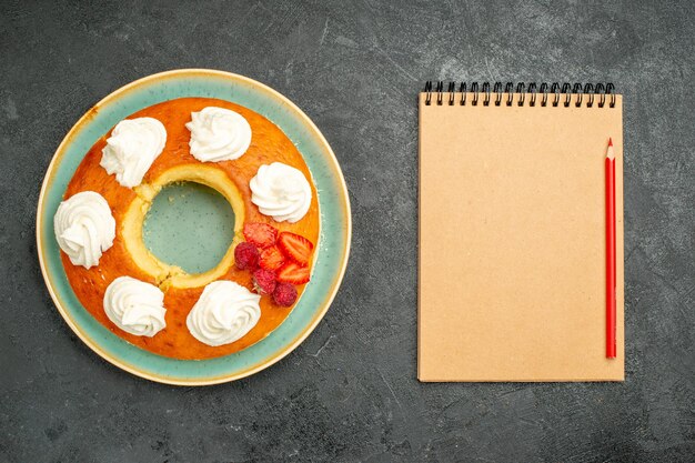 Draufsicht köstlicher runder Kuchen mit Früchten und Sahne auf dunklem Hintergrund Tee-Zucker-Keks-Keks-Kuchen süß