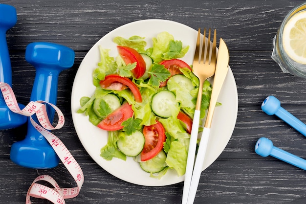 Draufsicht köstlicher Salat auf Teller