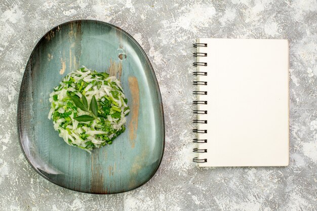 Draufsicht köstlicher Salat besteht aus Gemüse und Kohl im Teller