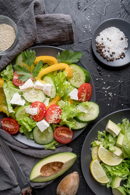 Draufsicht köstlicher Salat, der serviert wird