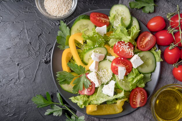 Draufsicht köstlicher Salat, der serviert wird