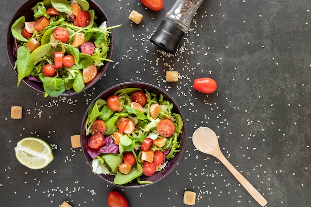 Draufsicht köstlicher Salat gewürzt