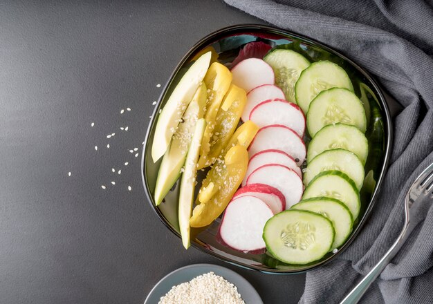 Draufsicht köstlicher Salat mit frischem Gemüse