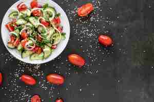 Kostenloses Foto draufsicht köstlicher salat mit kopierraum