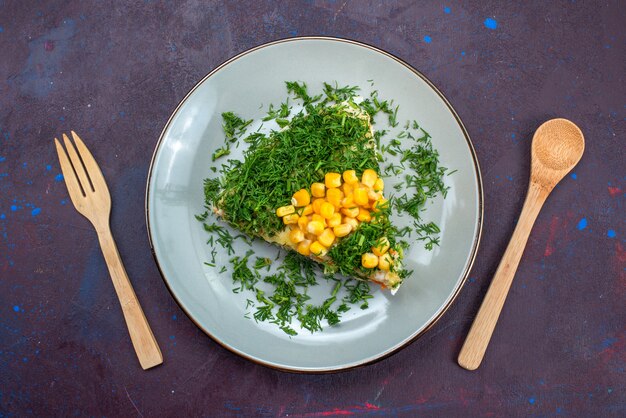 Draufsicht köstlicher Salat mit Mayonnaise-Grünkörnern und Huhn-Innenplatte auf dunklem Schreibtisch.