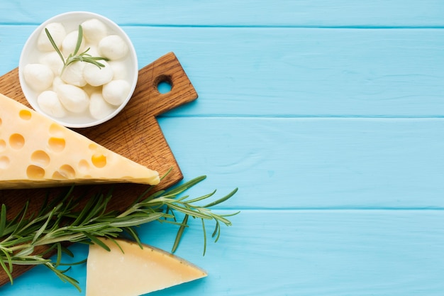 Draufsicht köstlicher Schweizer Käse mit Rosmarin