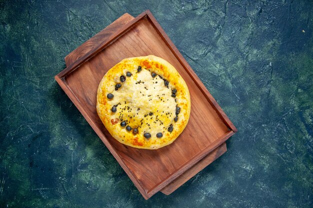 Draufsicht köstlicher süßer Kuchen mit Beeren auf dunkelblauer Oberfläche