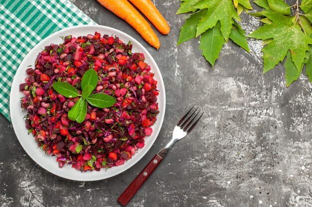 Draufsicht köstlicher Vinaigrette-Rübensalat innerhalb Platte auf dunkler Oberfläche