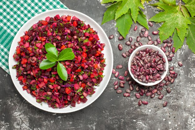 Draufsicht köstlicher Vinaigrette-Rübensalat innerhalb Platte auf dunkler Oberfläche