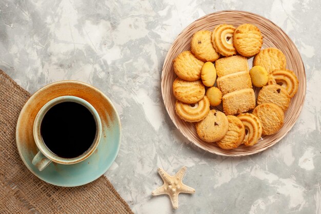 Draufsicht köstlicher Zucker mit Tasse Kaffee auf weißer Oberfläche