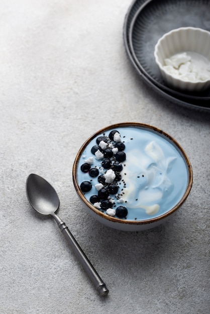 Kostenloses Foto draufsicht köstliches blaues matcha-rezept