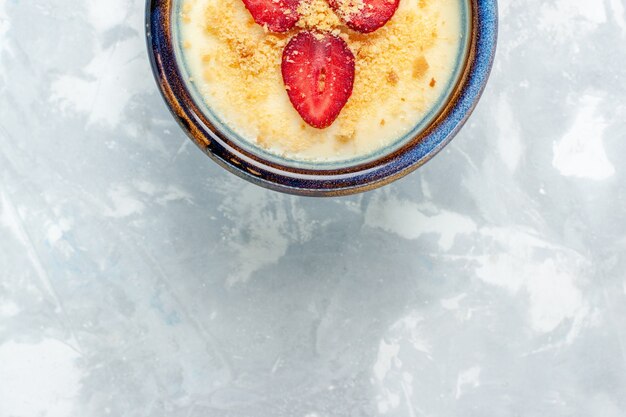 Draufsicht köstliches cremiges Dessert mit frischen Erdbeeren auf hellweißem Schreibtischdesserteis süßem Fruchtgeschmack